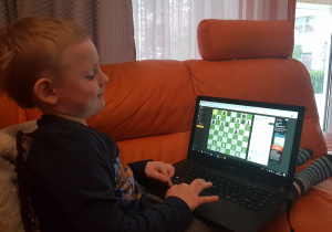 05 Chłopiec gra w szachy